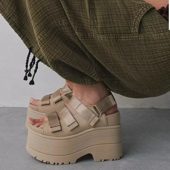 UGG Women's Goldenrise Platform Sandal - Picture 11 of 11